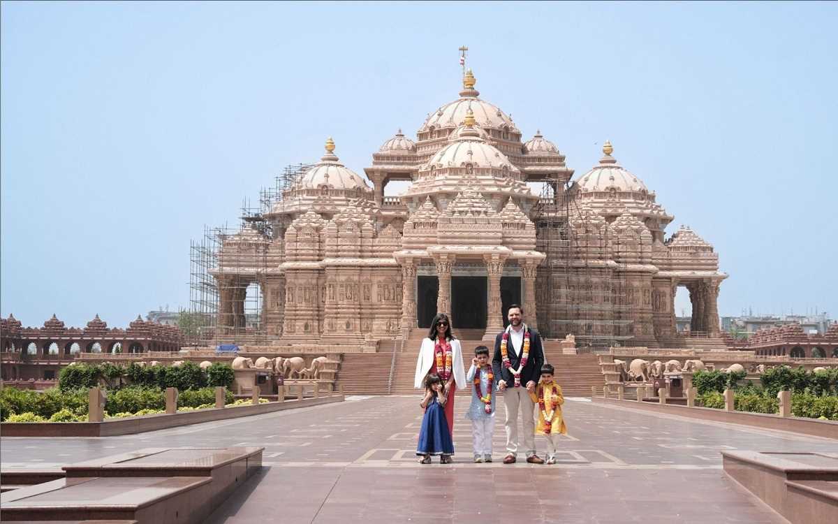 अमेरिकी उपराष्ट्रपति की भारत यात्रा : परिवार संग अक्षरधाम मंदिर के किए दर्शन